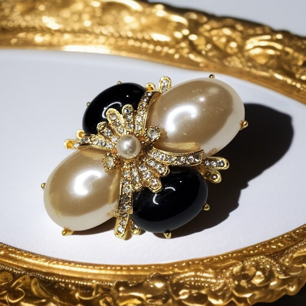 JOAN RIVERS Vintage 1990s Onyx Pearl Crystal Deco Brooch - Picture 2 of 3